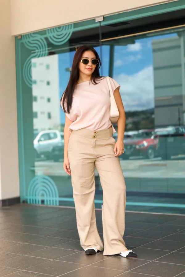 kara brisa que acaricia blusa de lino
